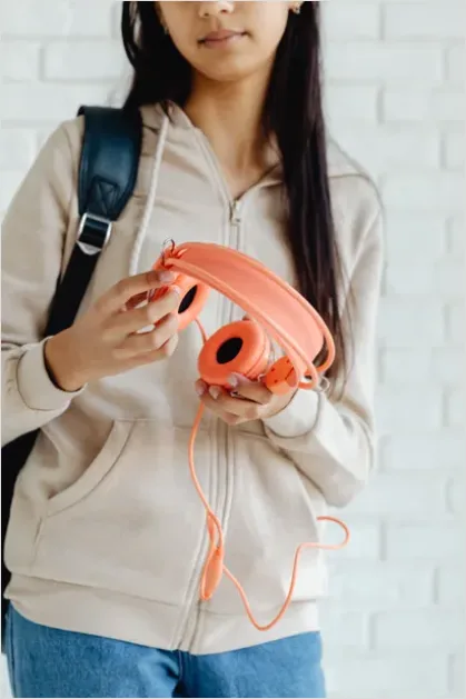 Teen Listening To Music Headphones Aesthetic 72db