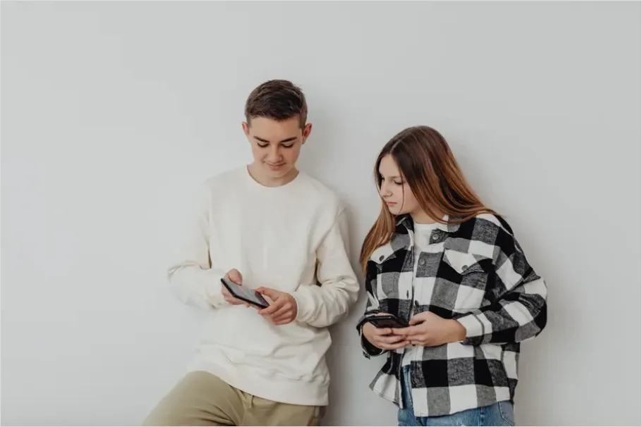 Detail Teen Using Smartphone Social Media Scrolling Number 15
