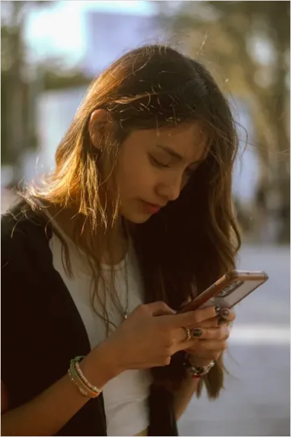 Detail Teen Using Smartphone Social Media Scrolling Number 4