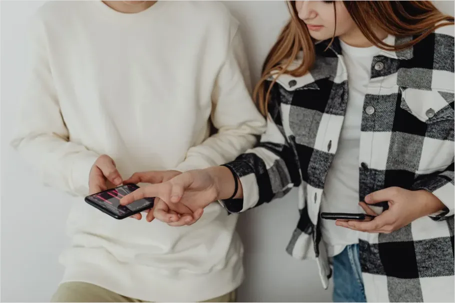 Detail Teen Using Smartphone Social Media Scrolling Number 7