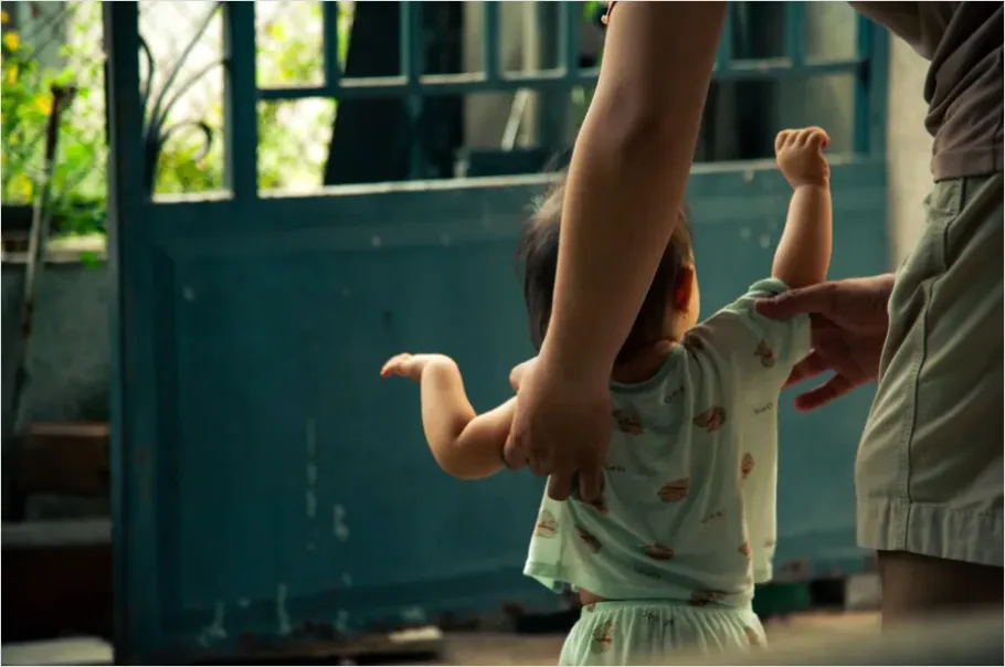 Toddler Learning To Walk Holding Hands Be00