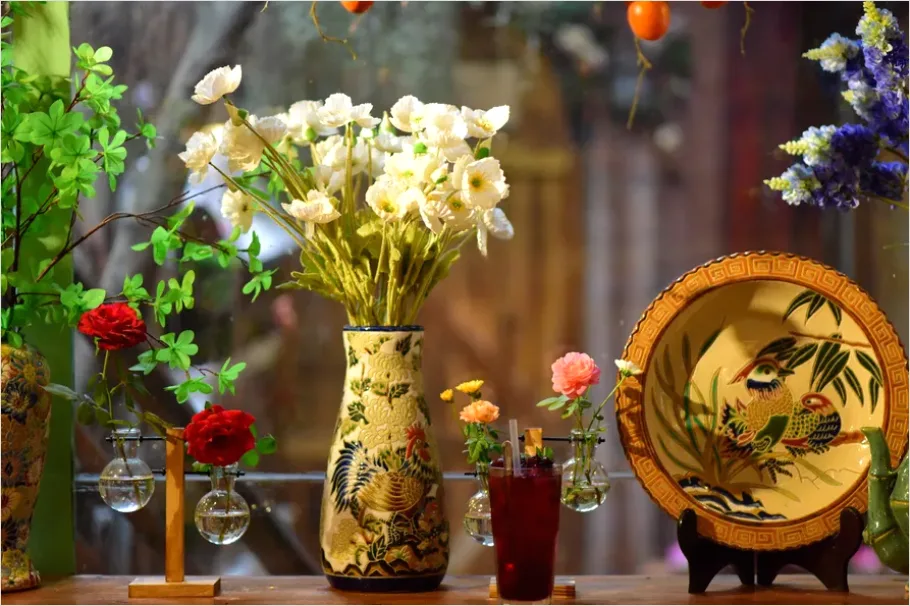 Vase With Flowers On Table F442