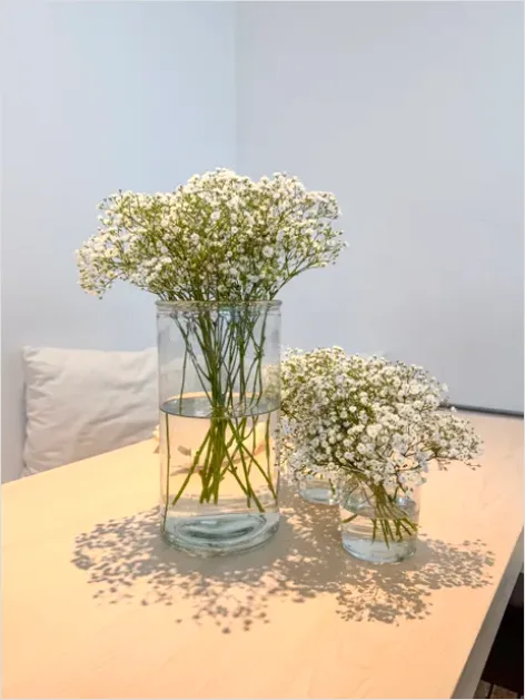 Detail Vase With Flowers On Table Number 15