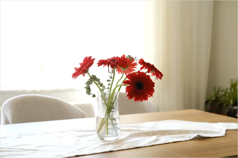 Detail Vase With Flowers On Table Number 16