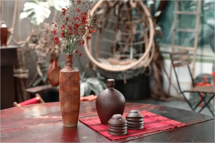 Detail Vase With Flowers On Table Number 8