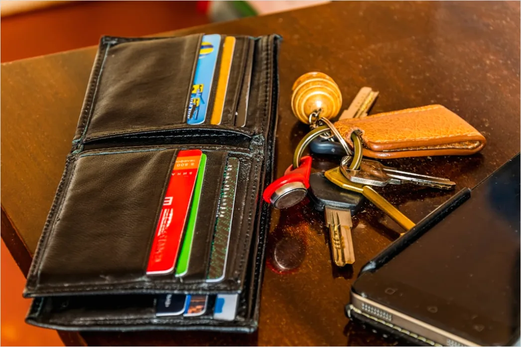 Detail Wallet And Keys Flat Lay Number 8