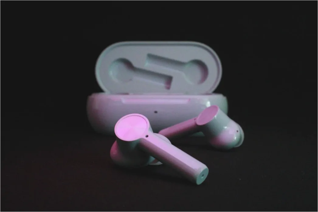 Detail Wireless Earbuds In Charging Case Number 12