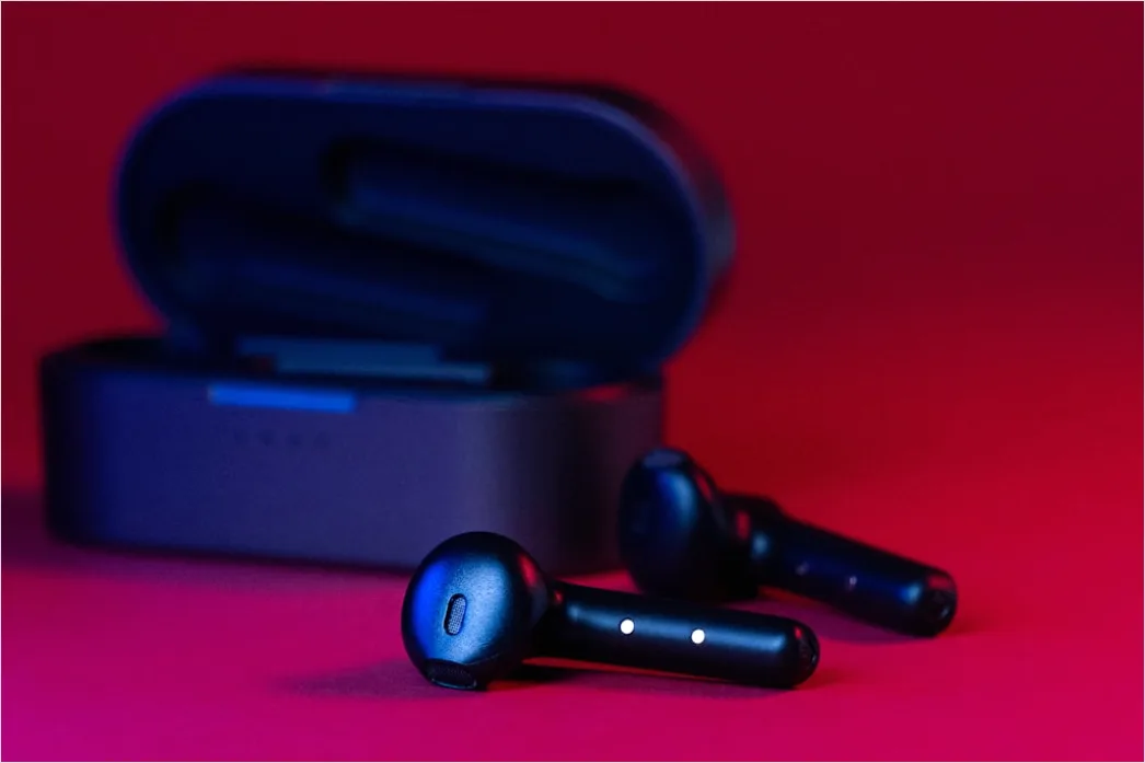 Detail Wireless Earbuds In Charging Case Number 5