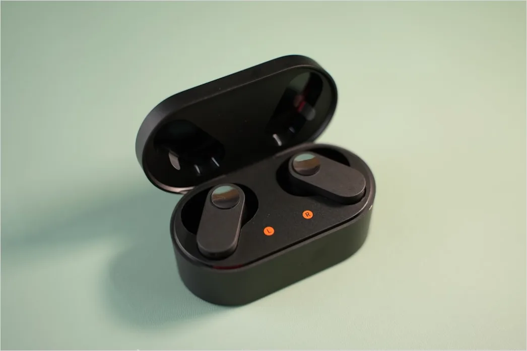 Detail Wireless Earbuds In Charging Case Number 8