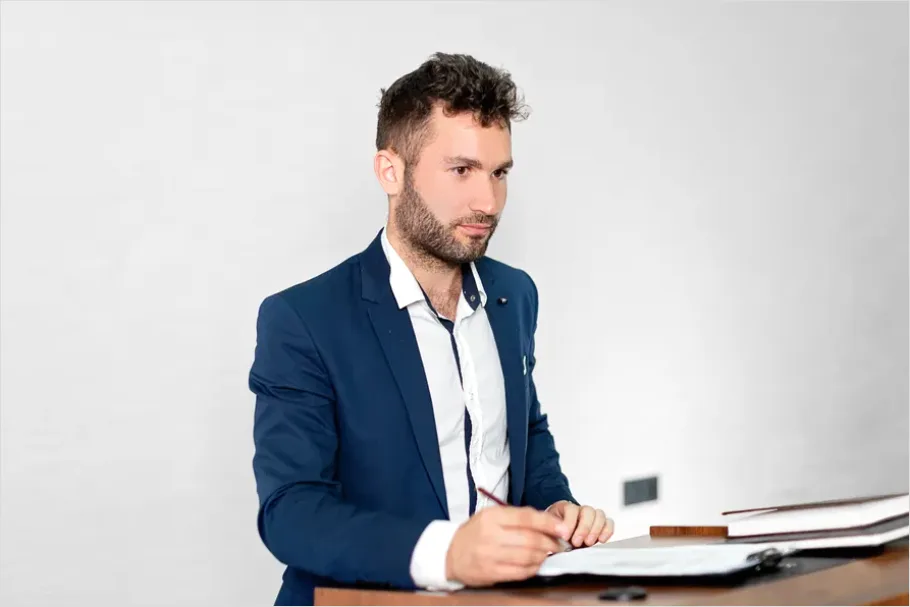 Detail Businessman Giving Presentation Conference Number 5