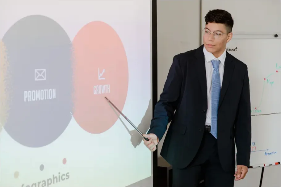 Detail Businessman Giving Presentation Conference Number 10