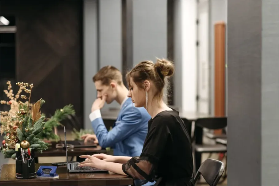Detail Colleagues Working In Modern Office Number 8