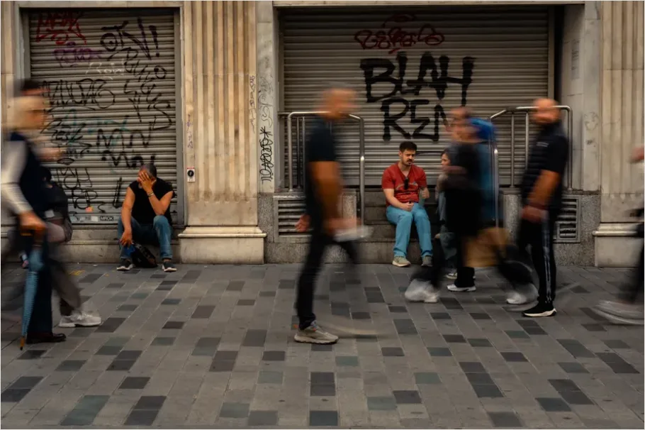 Detail Crowd Walking Downtown Motion Blur Number 13