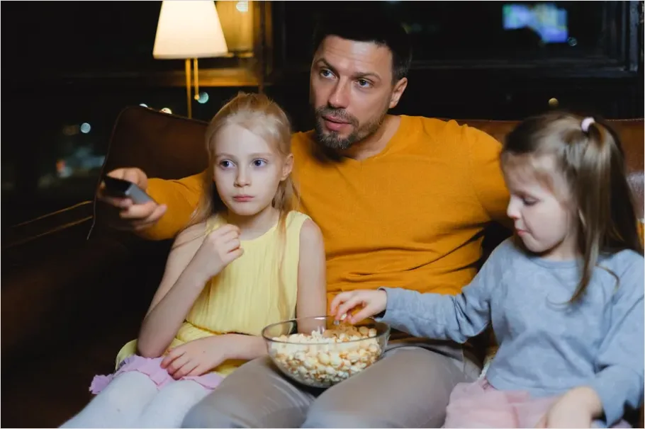 Detail Family Movie Night Couch Popcorn Number 10