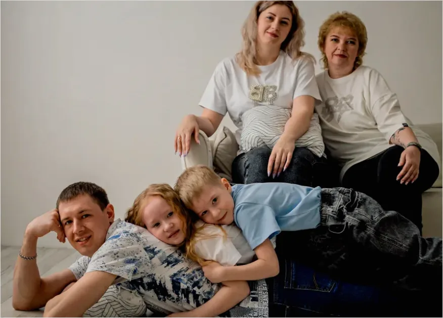 Detail Family Portrait In Living Room Number 4