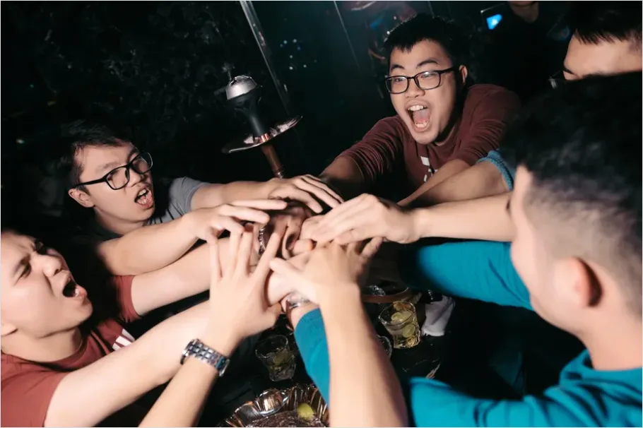 Guys Night Out Friends Cheering C10d