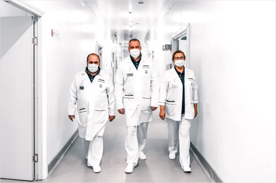 Medical Team Walking Hospital Corridor 27f6