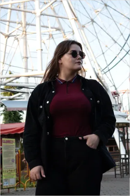 Detail Plus Size Woman Fashion Portrait Number 14
