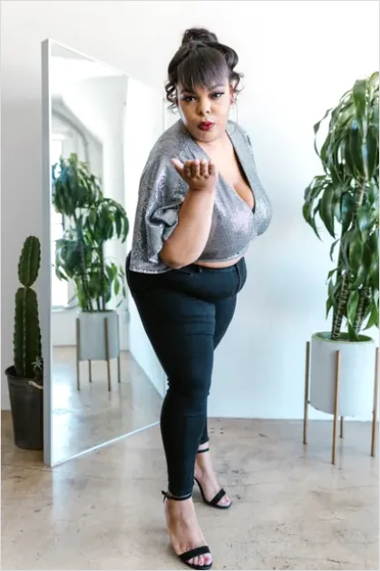 Detail Plus Size Woman Fashion Portrait Number 15