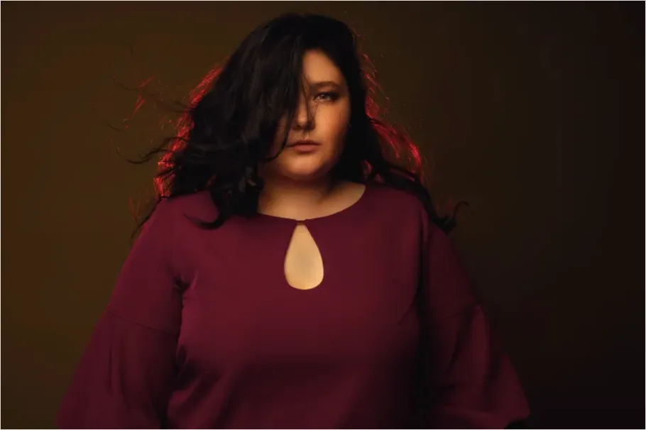 Detail Plus Size Woman Fashion Portrait Number 6