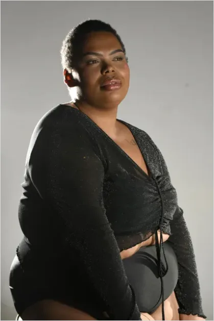 Detail Plus Size Woman Fashion Portrait Number 9