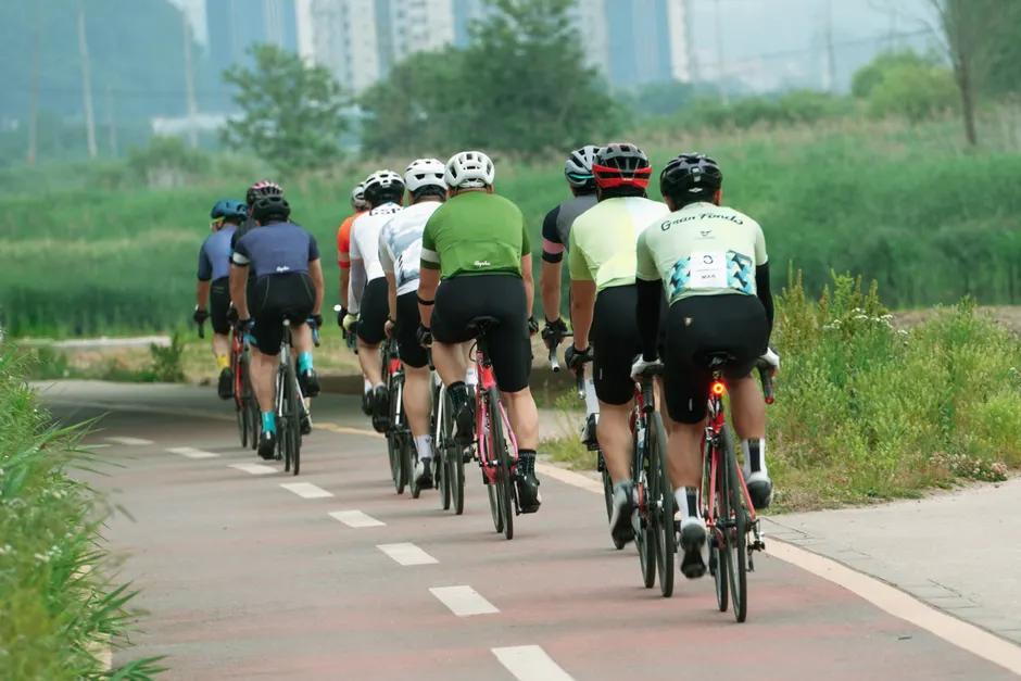 Detail Road Cycling Group Ride Peloton Number 16