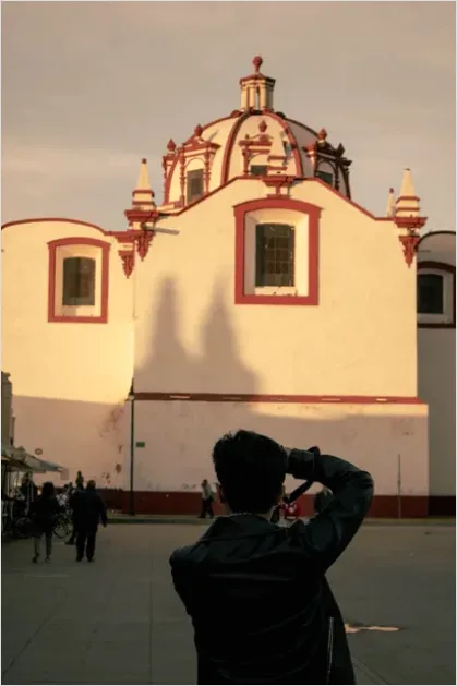 Detail Tourist Taking Photo City Landmark Number 2