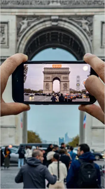 Detail Tourist Taking Photo City Landmark Number 11
