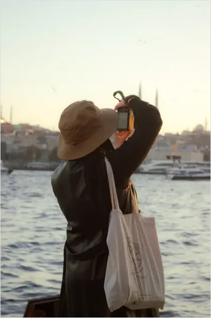 Detail Tourist Taking Photo City Landmark Number 12