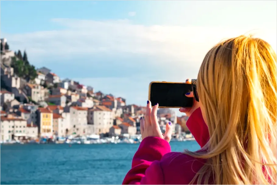 Detail Tourist Taking Photo City Landmark Number 13