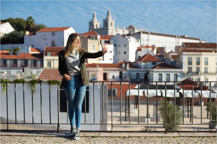 Detail Tourist Taking Photo City Landmark Number 14