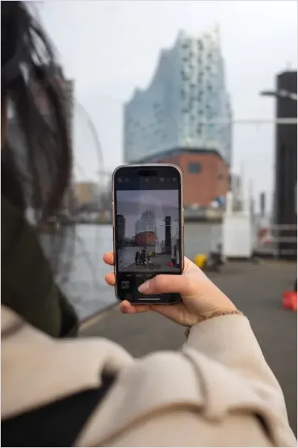 Detail Tourist Taking Photo City Landmark Number 7