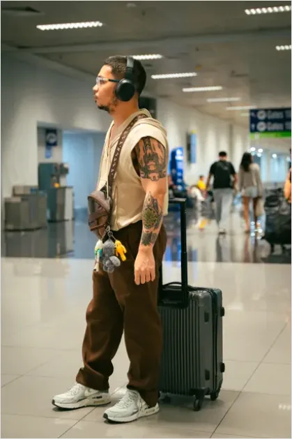 Detail Travel Portrait Man With Suitcase Airport Number 12