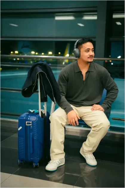 Detail Travel Portrait Man With Suitcase Airport Number 15