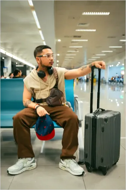 Detail Travel Portrait Man With Suitcase Airport Number 6