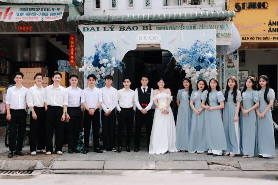 Detail Wedding Party Group Photo Outdoors Number 11
