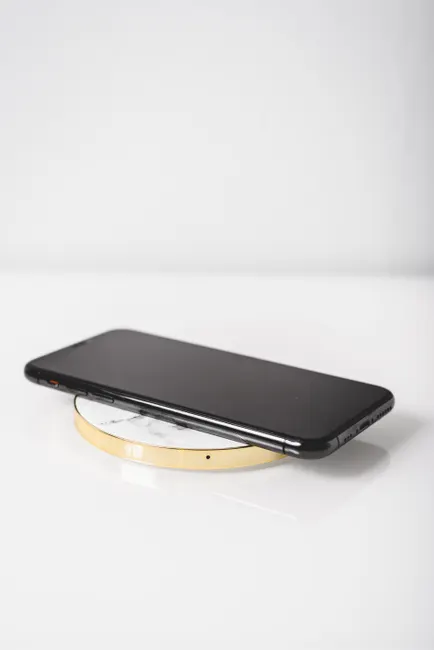 Detail Wireless Charging Pad Phone On Desk Number 2