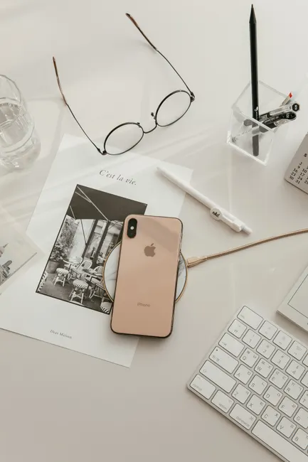 Detail Wireless Charging Pad Phone On Desk Number 4
