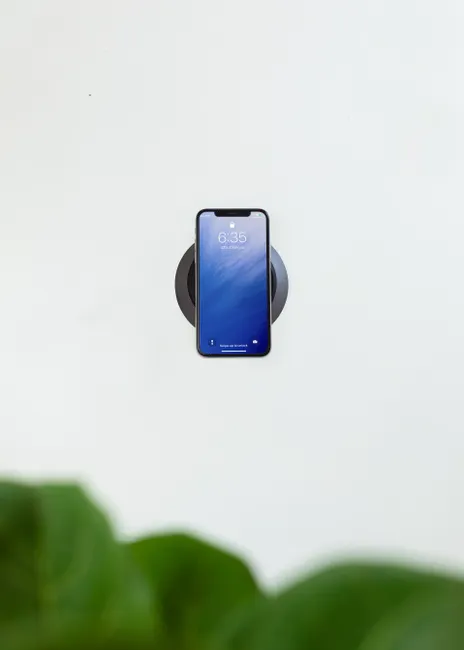 Detail Wireless Charging Pad Phone On Desk Number 5