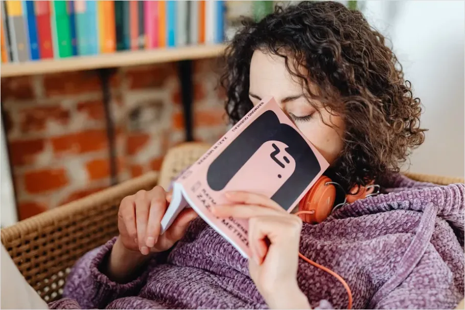 Detail Woman Reading Book Cozy Chair Number 14