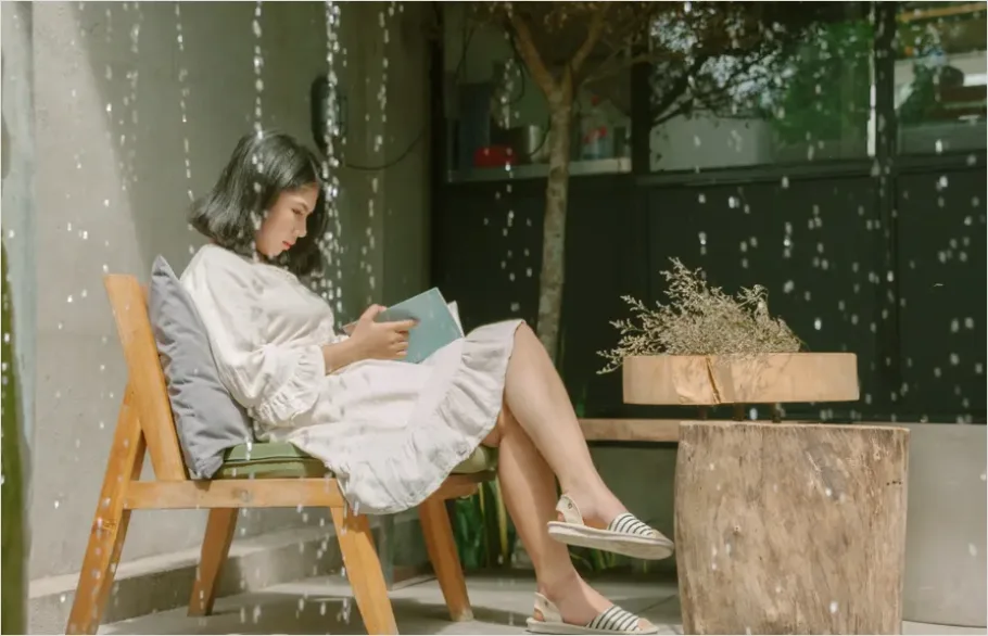 Detail Woman Reading Book Cozy Chair Number 16