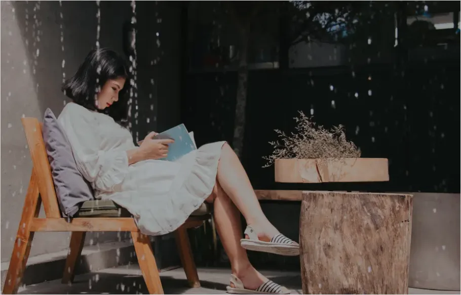 Detail Woman Reading Book Cozy Chair Number 6