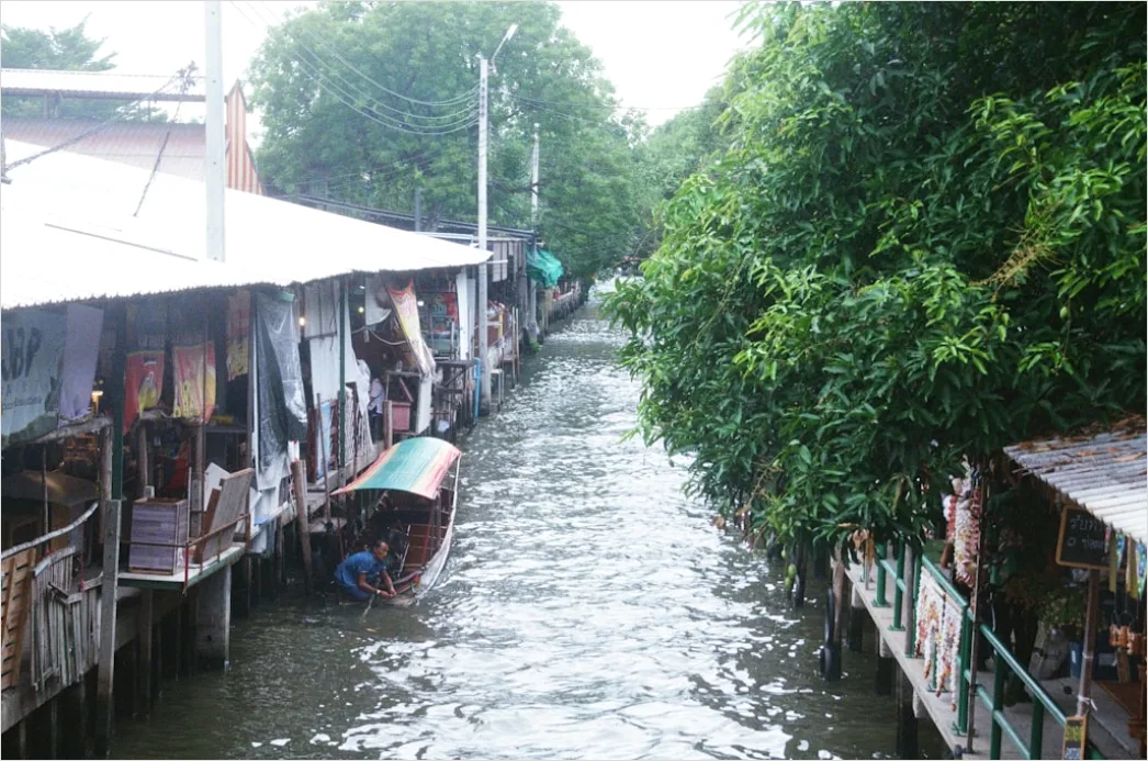 Detail Bangkok Floating Market Boat Scene Number 16
