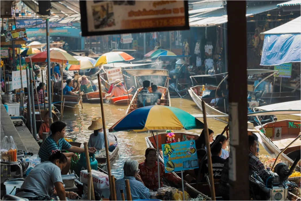 Detail Bangkok Floating Market Boat Scene Number 3