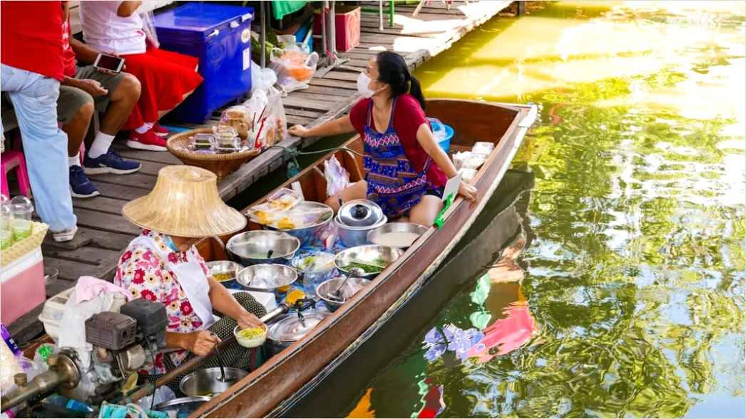 Detail Bangkok Floating Market Boat Scene Number 4