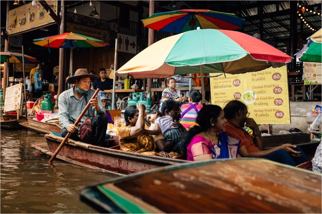 Detail Bangkok Floating Market Boat Scene Number 5