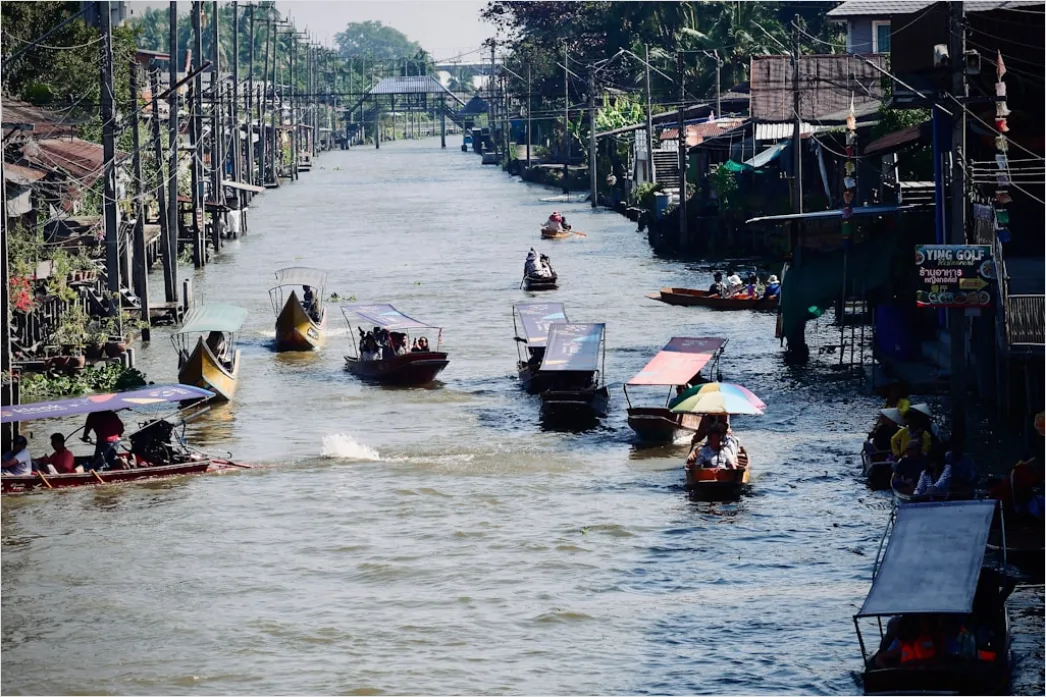 Detail Bangkok Floating Market Boat Scene Number 8