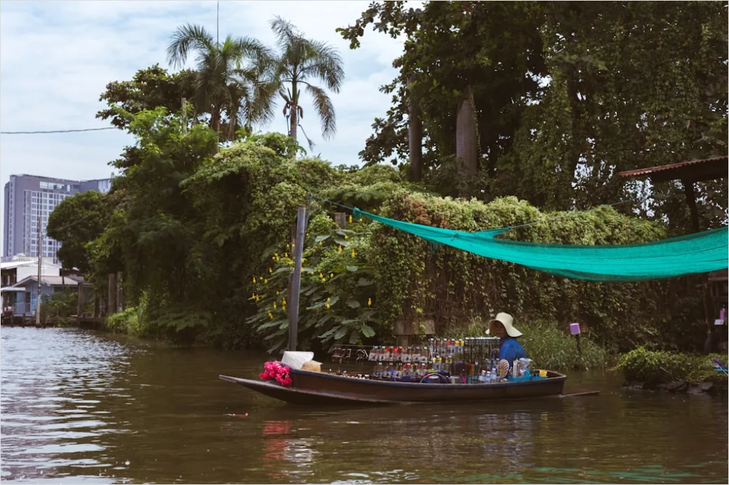 Detail Bangkok Floating Market Boat Scene Number 10
