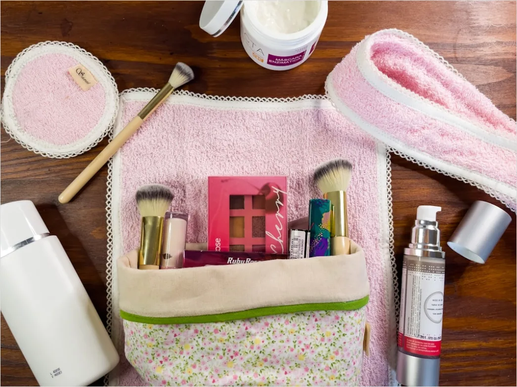 Detail Beach Bag Essentials Flat Lay Number 8