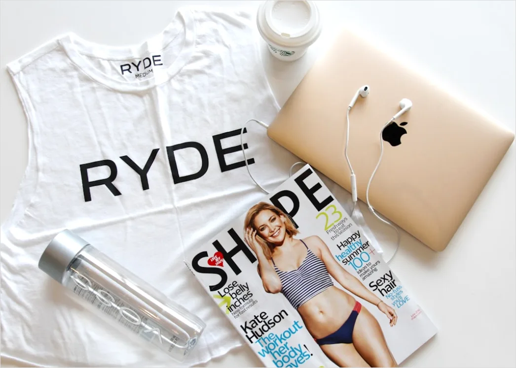 Detail Beach Bag Essentials Flat Lay Number 10